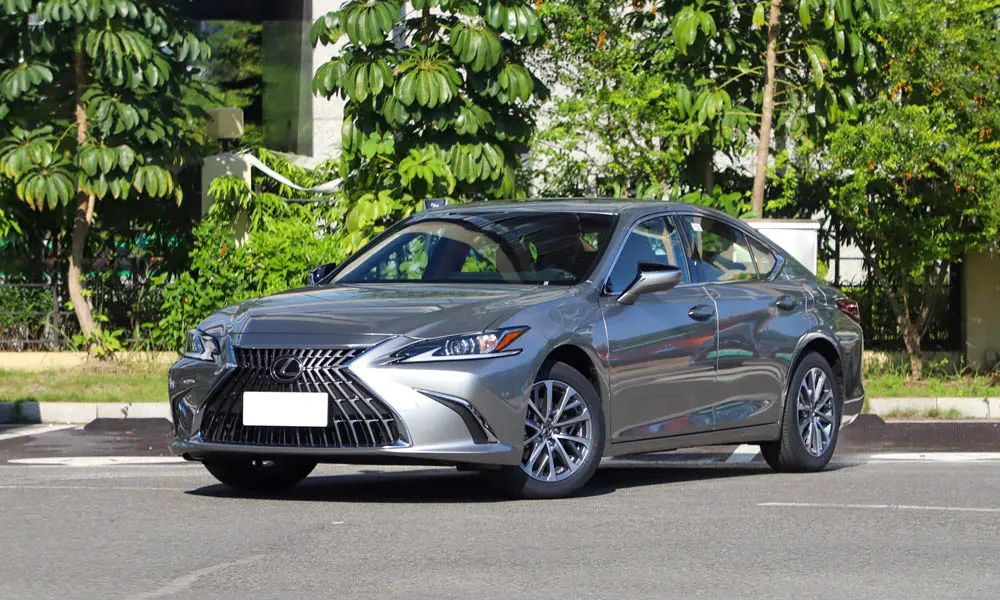 Фото Lexus ES 250 — вид спереди, фото 3. Оптика, решётка и бампер — первое впечатление о модели. Рисунок ходовых огней — подпись модели, по нему её узнают в потоке Lexus ES 250 — вид спереди, фото 3