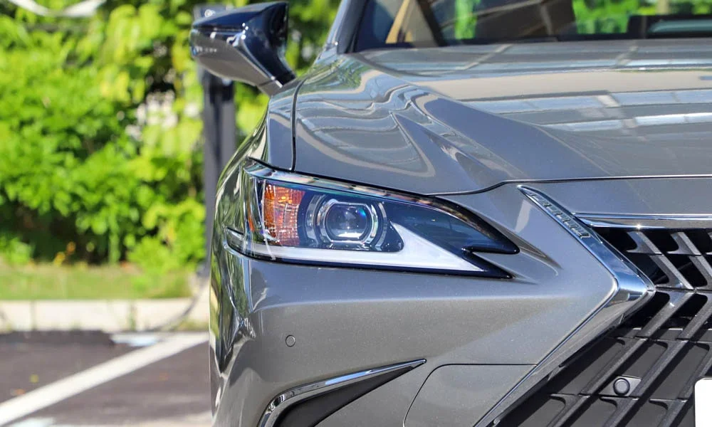 Фото Lexus ES 250 — вид спереди, фото 4. Оптика, решётка и бампер — первое впечатление о модели. Рисунок ходовых огней — подпись модели, по нему её узнают в потоке Lexus ES 250 — вид спереди, фото 4