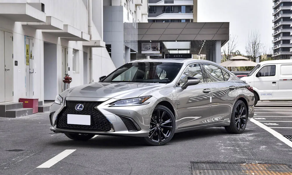 Фото Lexus ES 250 — вид спереди, фото 6. Анфас: пропорции капота, посадка кузова и графика ходовых огней. Рисунок ходовых огней — подпись модели, по нему её узнают в потоке Lexus ES 250 — вид спереди, фото 6