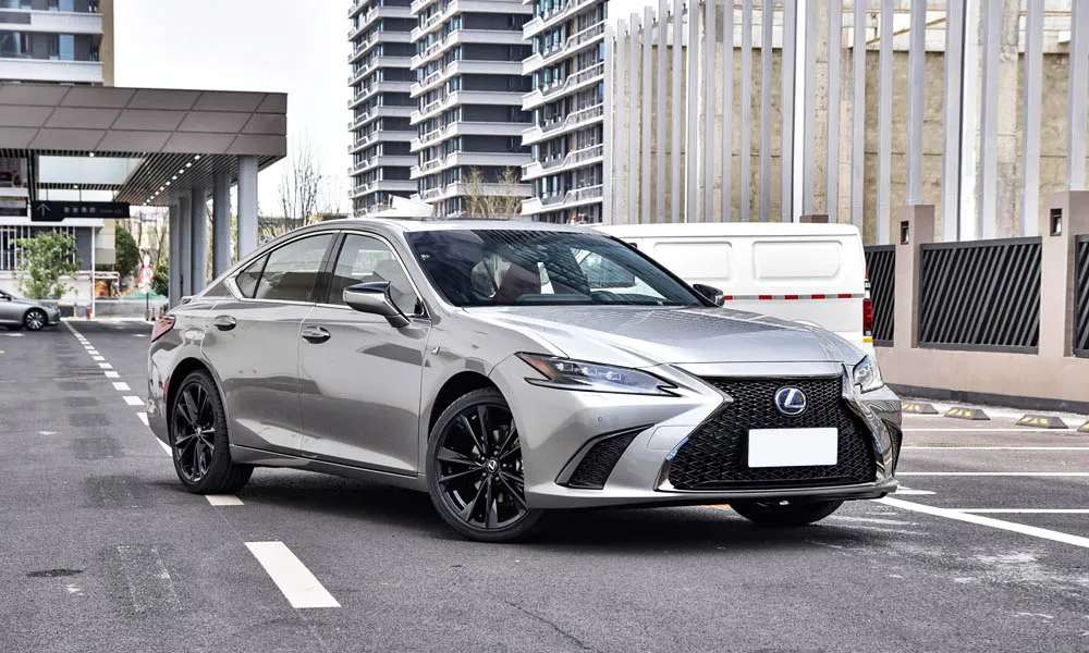 Фото Lexus ES 250 — вид спереди, фото 7. Анфас: пропорции капота, посадка кузова и графика ходовых огней. Дневные ходовые огни включаются автоматически с запуском Lexus ES 250 — вид спереди, фото 7