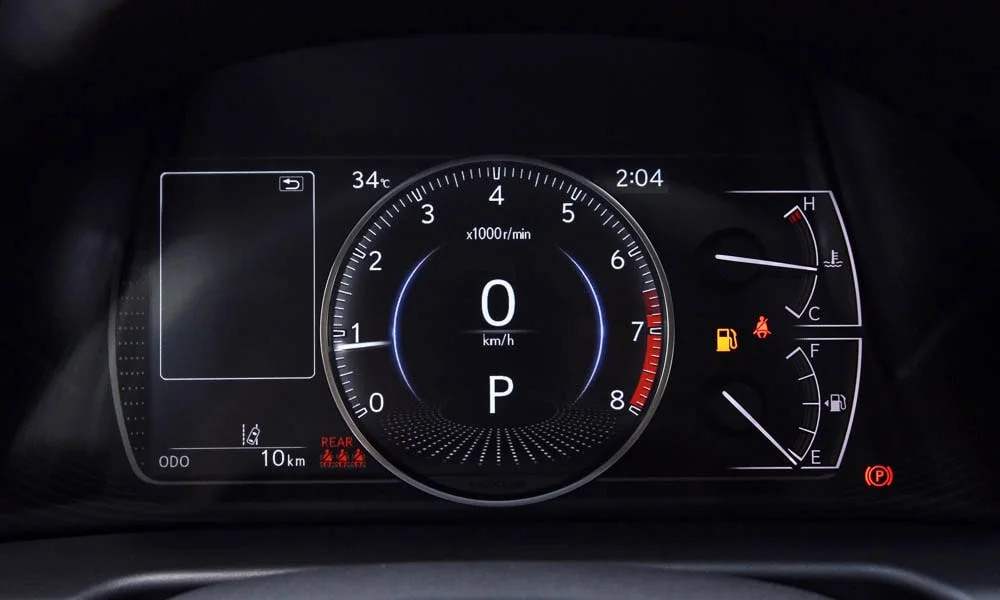 Фото Lexus ES 250 — приборная панель. Скорость, запас хода и подсказки ассистентов перед глазами. Запас хода и расход выводятся крупно — главные цифры ежедневных поездок Lexus ES 250 — приборная панель