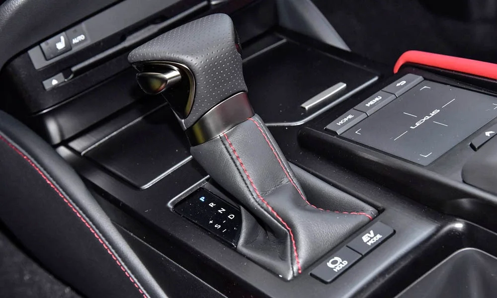 Фото Lexus ES 250 — селектор коробки передач. Управление коробкой: компактный селектор освобождает место на тоннеле. Автохолд удерживает машину на светофоре без ноги на тормозе Lexus ES 250 — селектор коробки передач