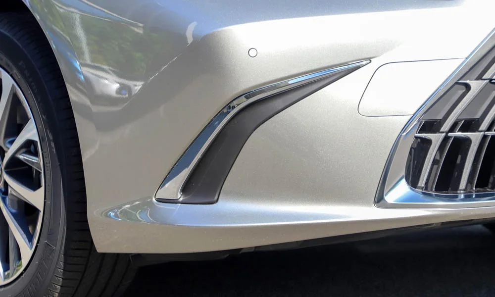 Фото Lexus ES 250 — решётка радиатора. Рисунок решётки: сетка, ламели или глухая панель у электроверсий. За решёткой у многих комплектаций стоит радар адаптивного круиз-контроля Lexus ES 250 — решётка радиатора