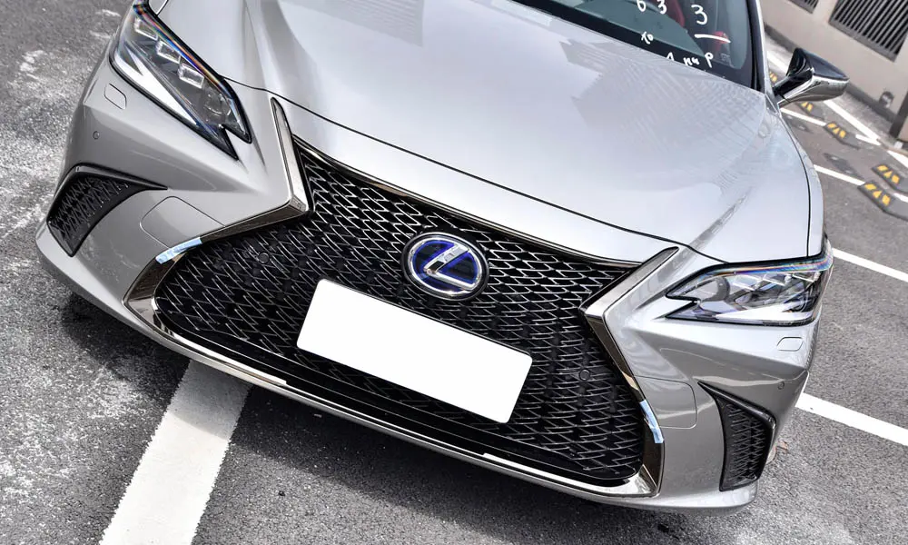Фото Lexus ES 250 — решётка радиатора, фото 2. Рисунок решётки: сетка, ламели или глухая панель у электроверсий. Активные жалюзи за решёткой закрываются на трассе ради аэродинамики — есть у ряда моделей Lexus ES 250 — решётка радиатора, фото 2