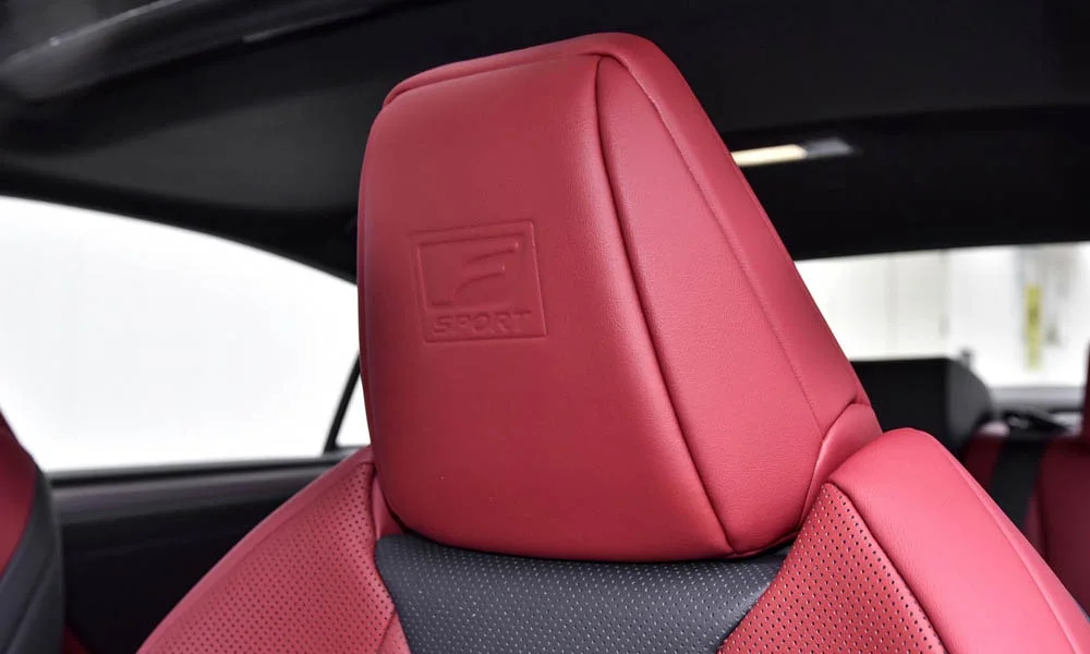 Фото Lexus ES 250 — интерьер, фото 2. Общий план салона: архитектура панели, консоль и кресла. Уровень отделки читается по стыкам панелей и мягким поверхностям в зонах касания Lexus ES 250 — интерьер, фото 2