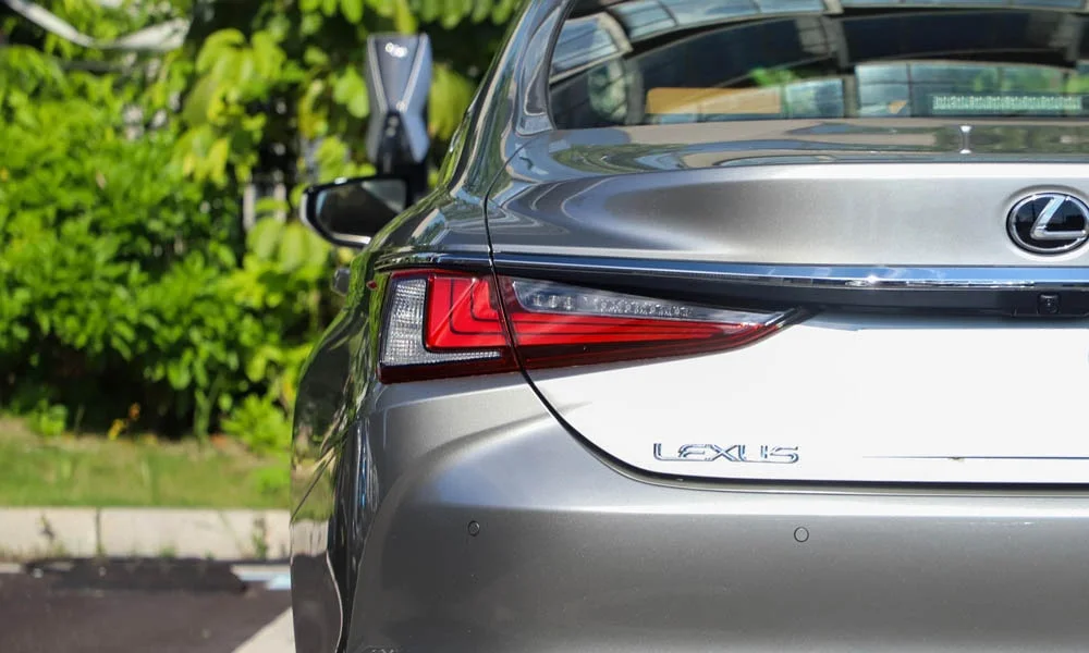 Фото Lexus ES 250 — вид сзади, фото 4. Графика фонарей, бампер и оформление пятой двери Lexus ES 250 — вид сзади, фото 4