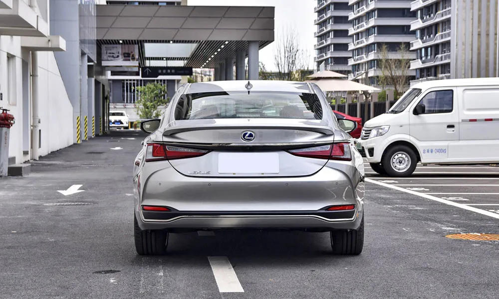 Фото Lexus ES 250 — вид сзади, фото 6. Графика фонарей, бампер и оформление пятой двери Lexus ES 250 — вид сзади, фото 6