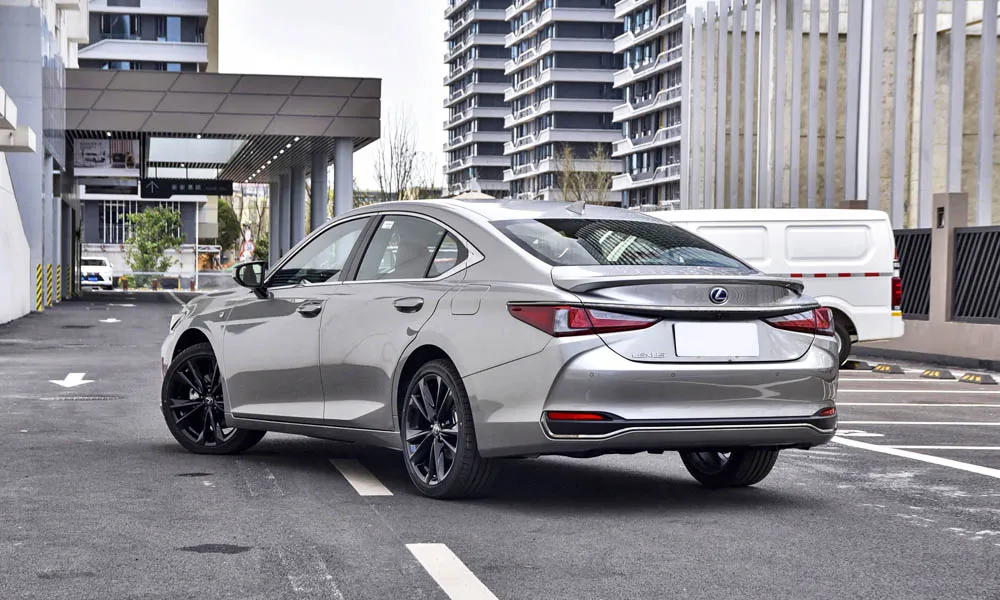 Фото Lexus ES 250 — вид сзади, фото 7. Серый кузов сзади — фонари и бампер определяют ночной образ модели. Светодиодная полоса или раздельные секции — задняя оптика стала главным украшением кормы Lexus ES 250 — вид сзади, фото 7