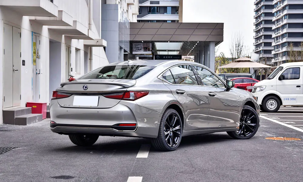 Фото Lexus ES 250 — вид сзади, фото 8. Графика фонарей, бампер и оформление пятой двери. Светодиодная полоса или раздельные секции — задняя оптика стала главным украшением кормы Lexus ES 250 — вид сзади, фото 8