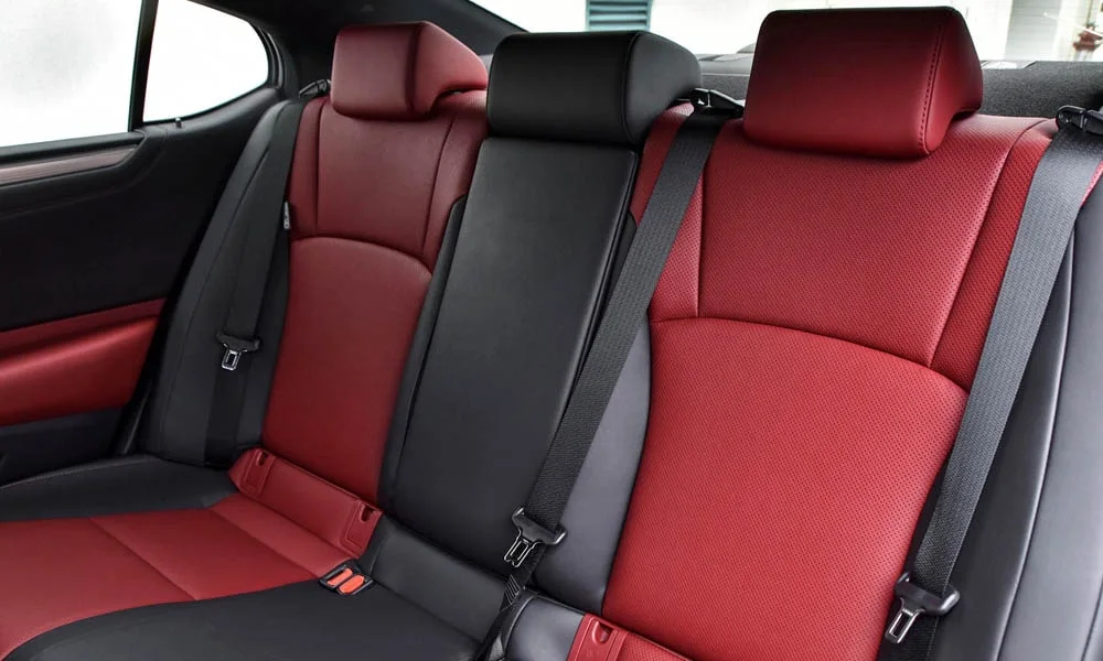 Фото Lexus ES 250 — задние сиденья, фото 2. Посадка второго ряда: подголовники и подлокотник Lexus ES 250 — задние сиденья, фото 2
