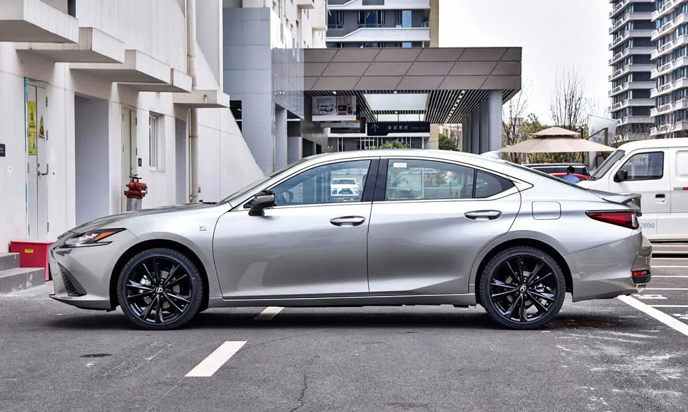 Фото Lexus ES 250 — вид сбоку, фото 2. Профиль кузова: колёсная база, свесы и линия остекления Lexus ES 250 — вид сбоку, фото 2