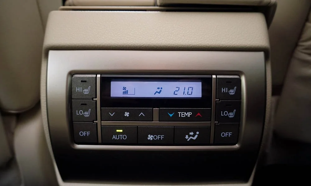 Фото Lexus GX 460 — блок климат-контроля. Физические клавиши температуры и обдува. Раздельные зоны позволяют водителю и пассажиру выбрать свою температуру Lexus GX 460 — блок климат-контроля