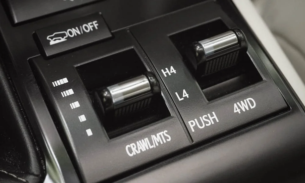 Фото Lexus GX 460 — кнопки управления. Блок клавиш управления крупным планом. Подсветка символов ночью — деталь, которую замечаешь каждый вечер Lexus GX 460 — кнопки управления