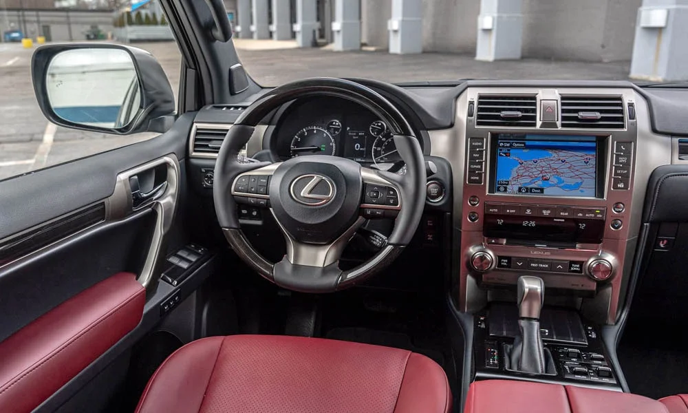 Фото Lexus GX 460 — передняя панель. Компоновка экранов, дефлекторов и консоли. Минимум физических кнопок — ставка на экранное управление Lexus GX 460 — передняя панель