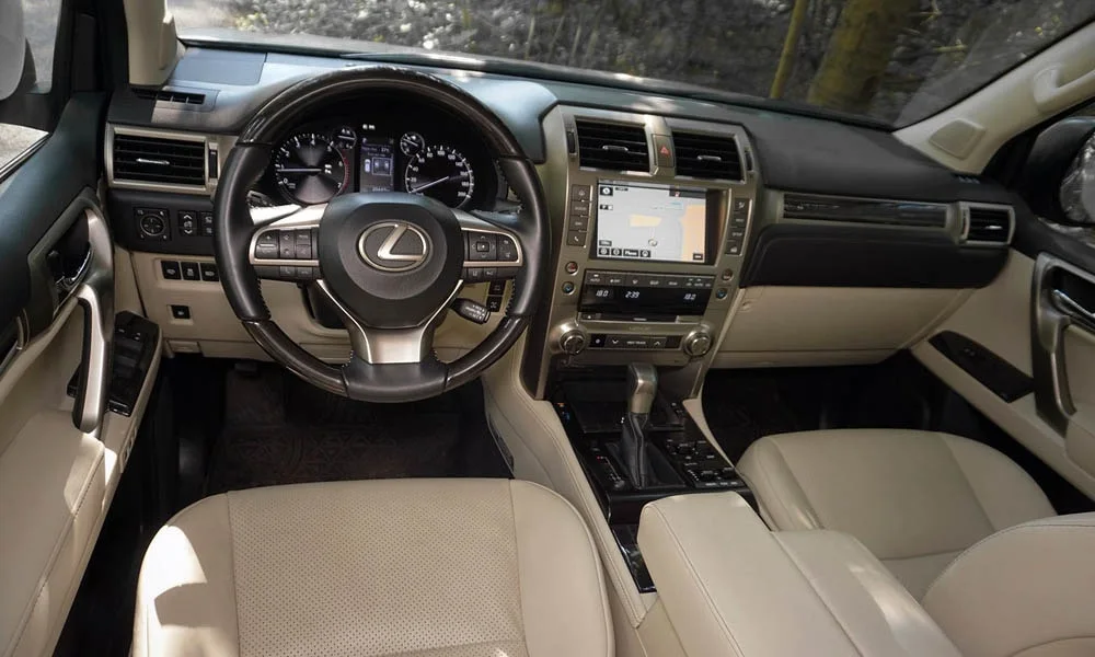 Фото Lexus GX 460 — передняя панель, фото 2. Компоновка экранов, дефлекторов и консоли Lexus GX 460 — передняя панель, фото 2