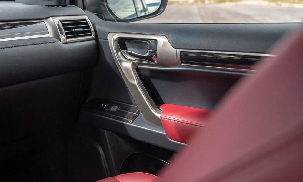 Фото Lexus GX 460 — дверная карта. Подлокотник, динамик и блок стеклоподъёмников. Решётка динамика в двери — часть штатной акустики Lexus GX 460 — дверная карта