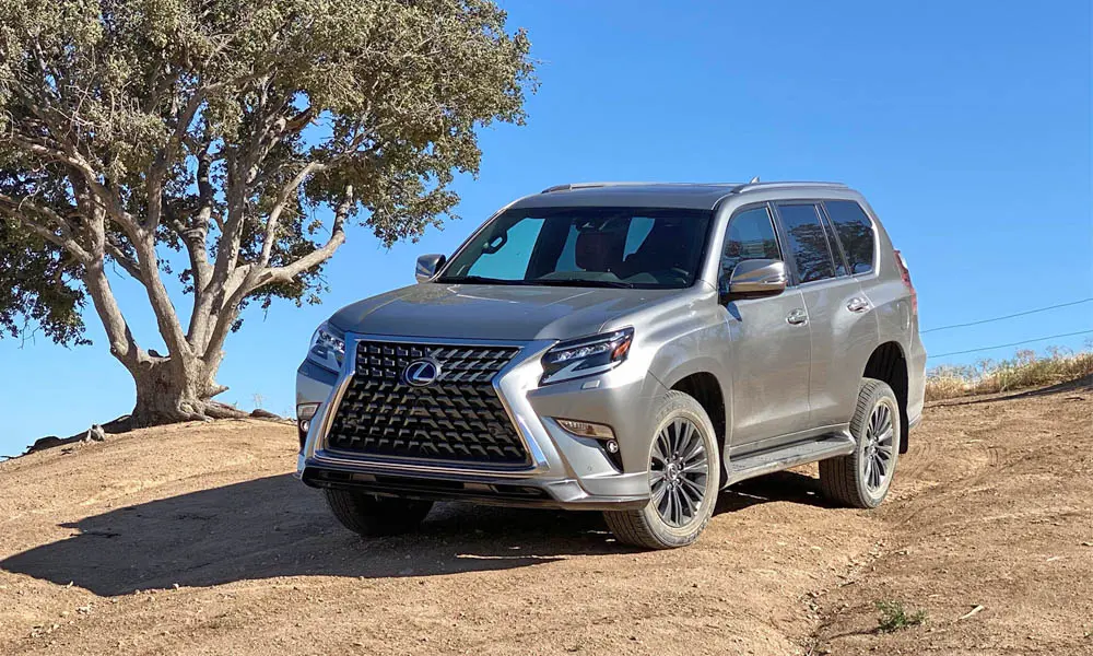 Фото Lexus GX 460 — вид спереди, фото 4. Серебристый кузов, строгая симметрия оптики — базовый ракурс знакомства с дизайном Lexus GX 460 — вид спереди, фото 4