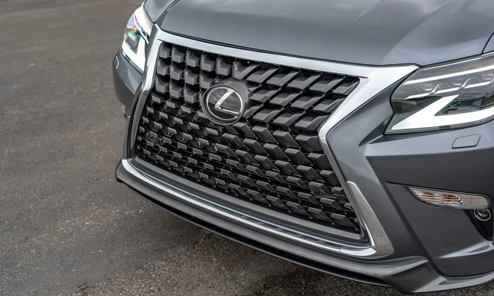 Фото Lexus GX 460 — вид спереди, фото 5. Передок в сером исполнении — крупная светотехника и выразительный бампер Lexus GX 460 — вид спереди, фото 5
