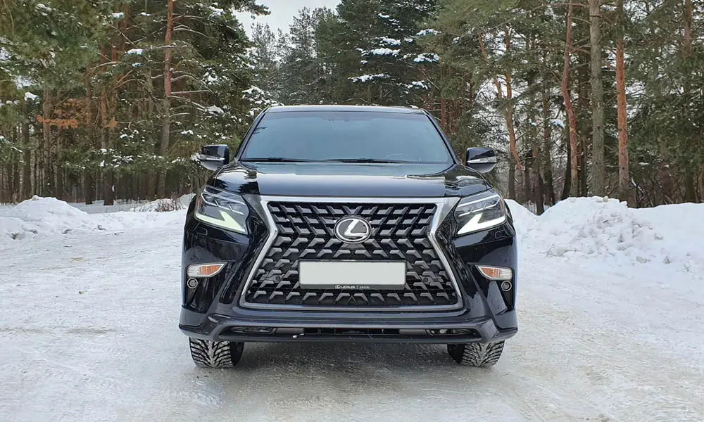 Фото Lexus GX 460 — вид спереди, фото 6. Передок в чёрном исполнении — крупная светотехника и выразительный бампер Lexus GX 460 — вид спереди, фото 6