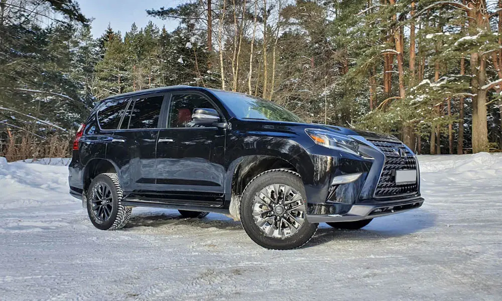 Фото Lexus GX 460 — вид спереди, фото 7. Оптика, решётка и бампер — первое впечатление о модели. Рисунок ходовых огней — подпись модели, по нему её узнают в потоке Lexus GX 460 — вид спереди, фото 7