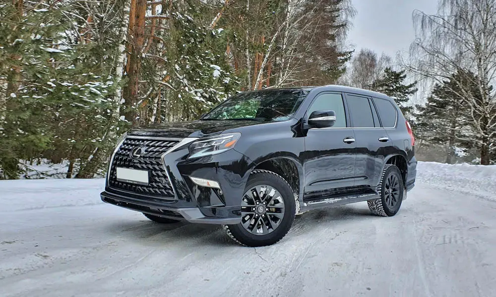 Фото Lexus GX 460 — вид спереди, фото 8. Чёрный кузов, строгая симметрия оптики — базовый ракурс знакомства с дизайном. Дневные ходовые огни включаются автоматически с запуском Lexus GX 460 — вид спереди, фото 8