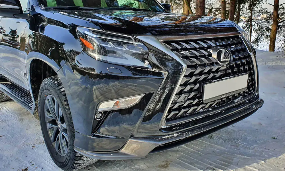 Фото Lexus GX 460 — вид спереди, фото 9. Анфас: пропорции капота, посадка кузова и графика ходовых огней. Рисунок ходовых огней — подпись модели, по нему её узнают в потоке Lexus GX 460 — вид спереди, фото 9