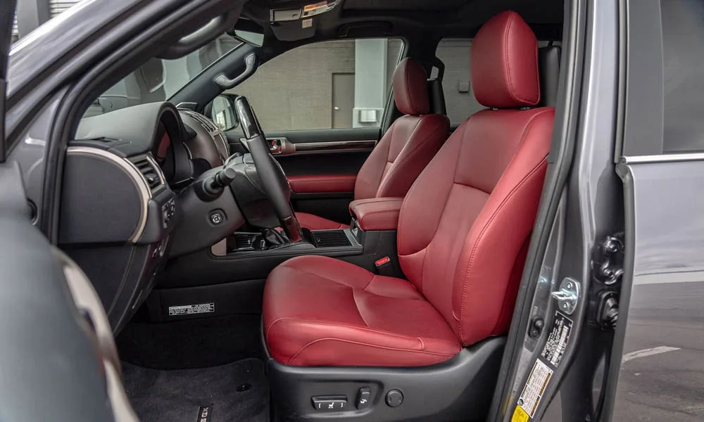 Фото Lexus GX 460 — передние сиденья. Профиль кресел: боковая поддержка и подголовники. Регулировки с памятью возвращают кресло под водителя одним нажатием — у версий с электроприводом Lexus GX 460 — передние сиденья