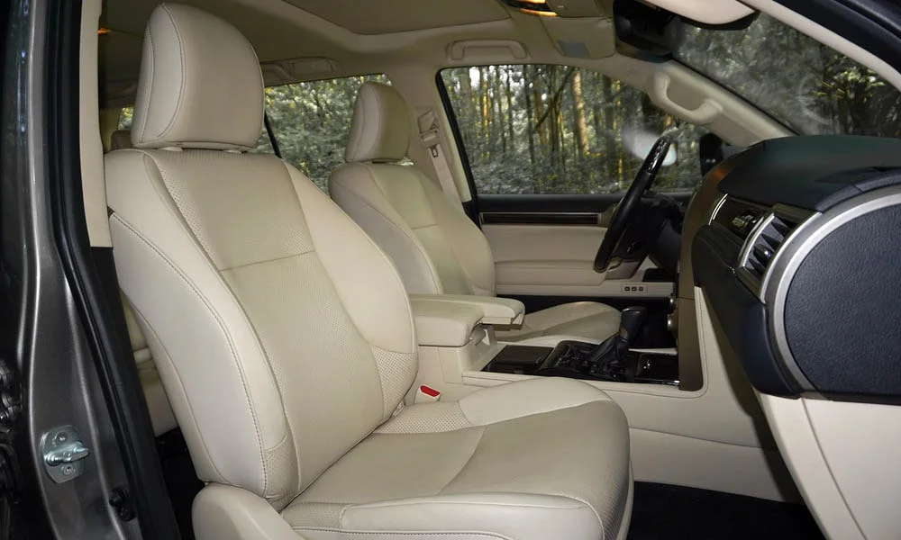 Фото Lexus GX 460 — передние сиденья, фото 2. Профиль кресел: боковая поддержка и подголовники. Регулировки с памятью возвращают кресло под водителя одним нажатием — у версий с электроприводом Lexus GX 460 — передние сиденья, фото 2