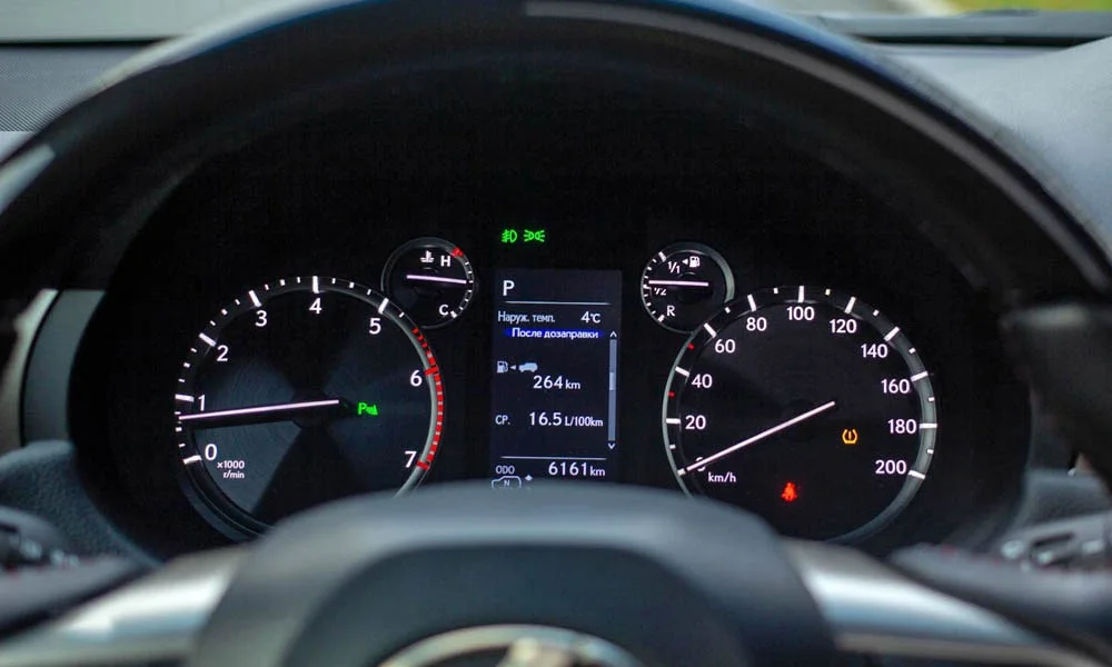 Фото Lexus GX 460 — приборная панель. Скорость, запас хода и подсказки ассистентов перед глазами Lexus GX 460 — приборная панель