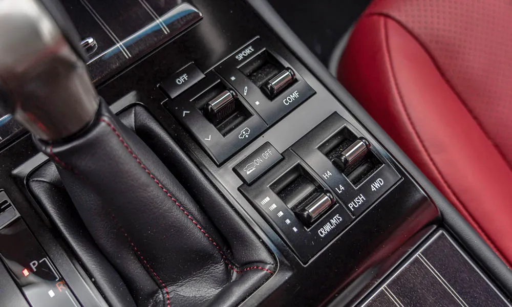 Фото Lexus GX 460 — селектор коробки передач, фото 2. Управление коробкой: компактный селектор освобождает место на тоннеле. Режимы движения и электронный ручник собраны рядом с селектором Lexus GX 460 — селектор коробки передач, фото 2