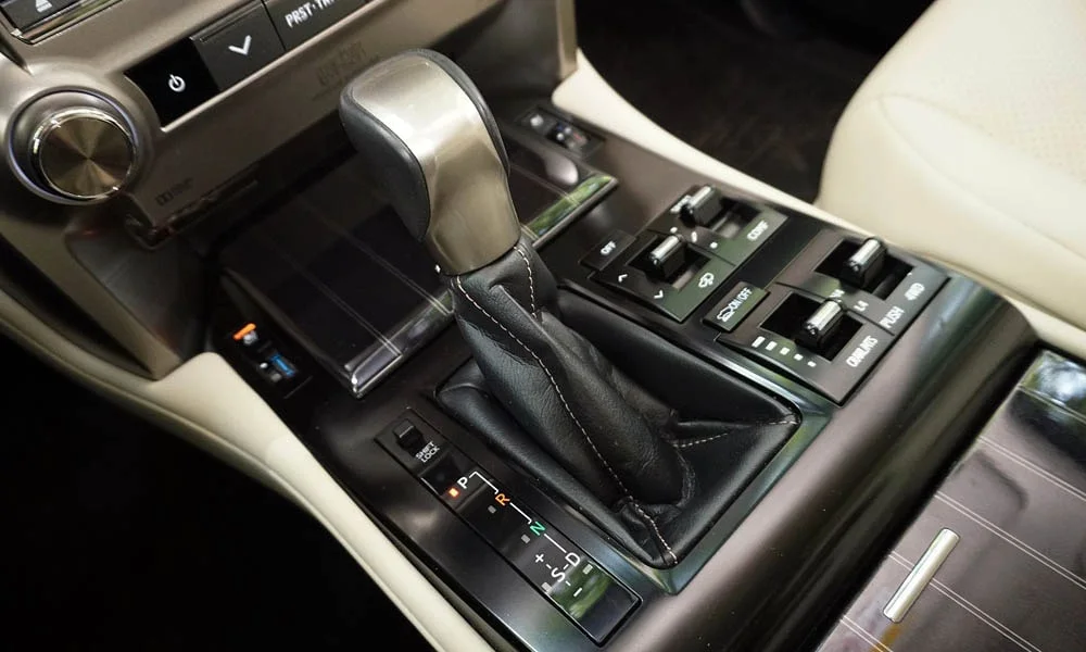Фото Lexus GX 460 — селектор коробки передач, фото 3. Селектор трансмиссии на центральной консоли. Автохолд удерживает машину на светофоре без ноги на тормозе Lexus GX 460 — селектор коробки передач, фото 3