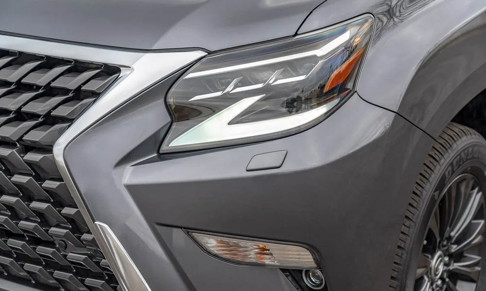 Фото Lexus GX 460 — передняя оптика. Линзы и секции ходовых огней крупным планом. Светодиодная оптика служит весь срок жизни машины без замены ламп Lexus GX 460 — передняя оптика
