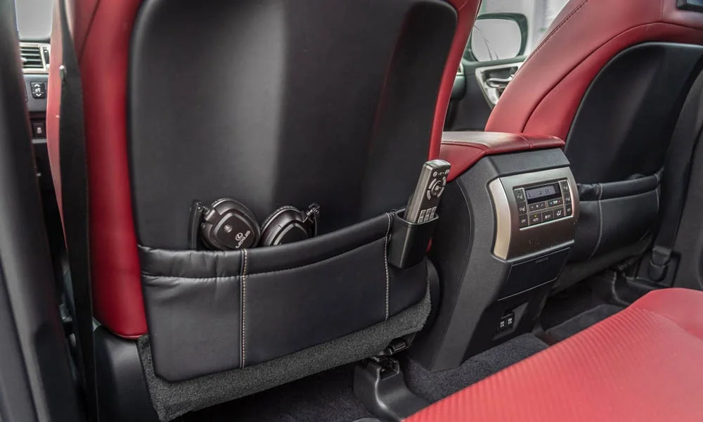 Фото Lexus GX 460 — интерьер. Общий план салона: архитектура панели, консоль и кресла. Светлая гамма зрительно расширяет салон, тёмная — практичнее в уходе Lexus GX 460 — интерьер