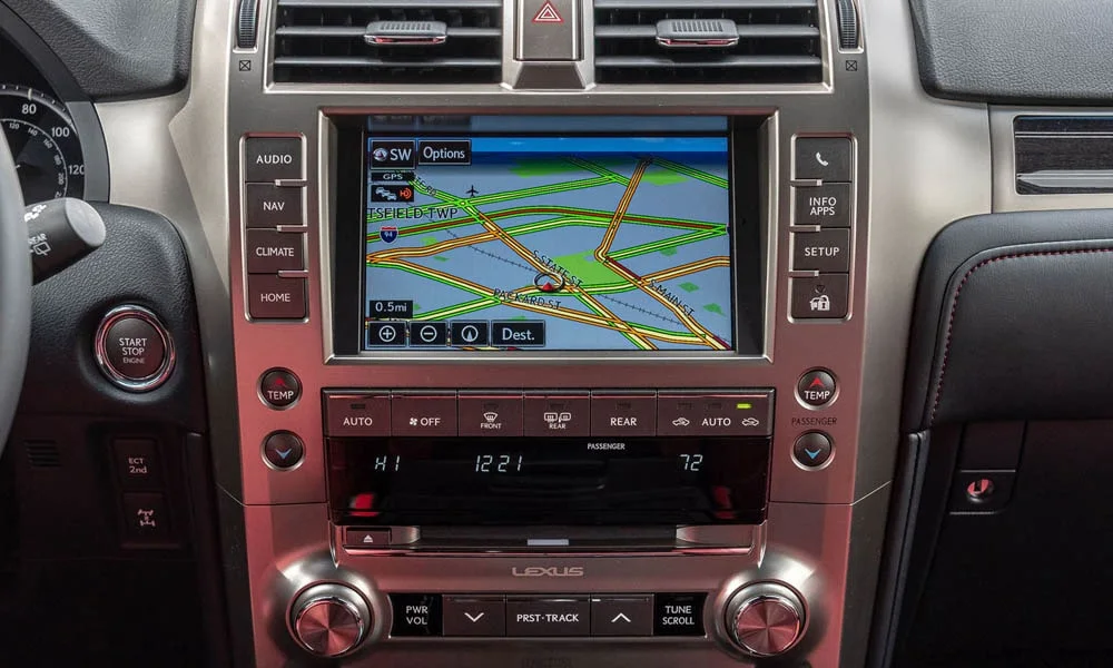 Фото Lexus GX 460 — экран мультимедиа. Интерфейс медиасистемы крупным планом. Поддержка смартфонов и обновления «по воздуху» — ключевые вопросы к медиасистеме; наличие русификации уточняйте у дилера Lexus GX 460 — экран мультимедиа