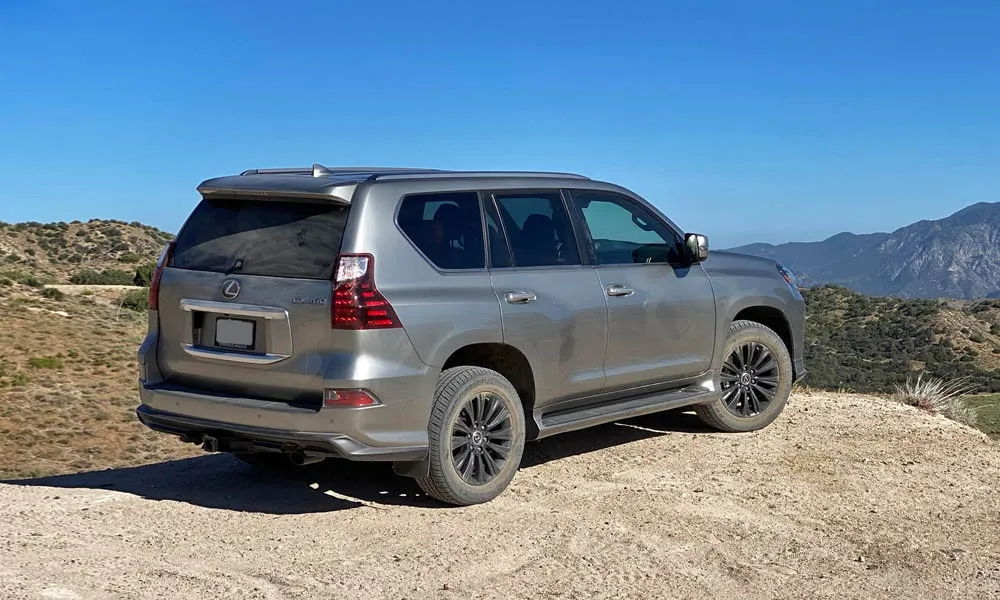 Фото Lexus GX 460 — вид сзади, фото 3. Корма в сером цвете: графика фонарей и пластика пятой двери. Светодиодная полоса или раздельные секции — задняя оптика стала главным украшением кормы Lexus GX 460 — вид сзади, фото 3
