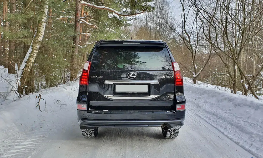 Фото Lexus GX 460 — вид сзади, фото 4. Корма в чёрном цвете: графика фонарей и пластика пятой двери Lexus GX 460 — вид сзади, фото 4