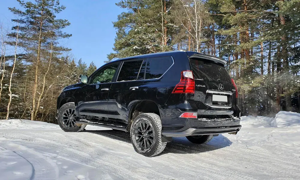 Фото Lexus GX 460 — вид сзади, фото 5. Чёрный кузов сзади — фонари и бампер определяют ночной образ модели. Светодиодная полоса или раздельные секции — задняя оптика стала главным украшением кормы Lexus GX 460 — вид сзади, фото 5