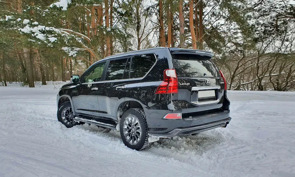 Фото Lexus GX 460 — вид сзади, фото 6. Линия крыши, стойки и задняя дверь в чёрном исполнении. Светодиодная полоса или раздельные секции — задняя оптика стала главным украшением кормы Lexus GX 460 — вид сзади, фото 6
