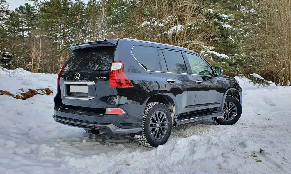 Фото Lexus GX 460 — вид сзади, фото 7. Корма в чёрном цвете: графика фонарей и пластика пятой двери. Светодиодная полоса или раздельные секции — задняя оптика стала главным украшением кормы Lexus GX 460 — вид сзади, фото 7