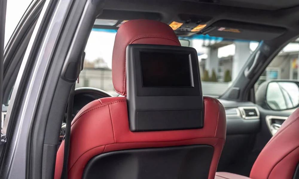 Фото Lexus GX 460 — экран для задних пассажиров. Развлечения и настройки климата — на личном дисплее второго ряда. Управление климатом и мультимедиа второго ряда — прямо с этого экрана Lexus GX 460 — экран для задних пассажиров