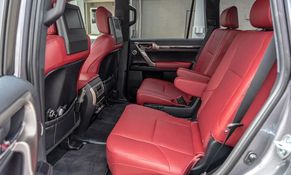 Фото Lexus GX 460 — задние сиденья. Посадка второго ряда: подголовники и подлокотник. Крепления ISOFIX для детских кресел — в основании спинки Lexus GX 460 — задние сиденья