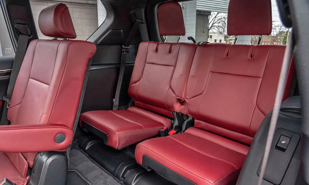 Фото Lexus GX 460 — задние сиденья, фото 2. Посадка второго ряда: подголовники и подлокотник Lexus GX 460 — задние сиденья, фото 2