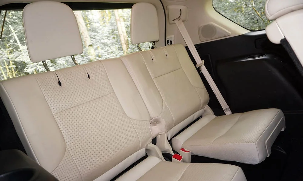 Фото Lexus GX 460 — задние сиденья, фото 4. Посадка второго ряда: подголовники и подлокотник. Плоский пол упрощает посадку втроём Lexus GX 460 — задние сиденья, фото 4