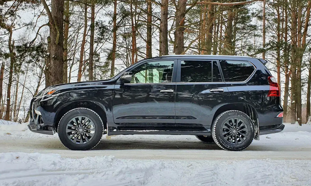 Фото Lexus GX 460 — вид сбоку, фото 2. Профиль кузова: колёсная база, свесы и линия остекления. Длинная база — простор второго ряда; короткие свесы упрощают парковку Lexus GX 460 — вид сбоку, фото 2