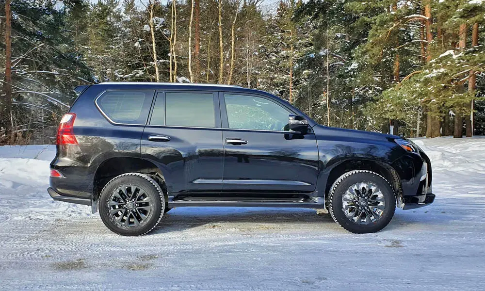 Фото Lexus GX 460 — вид сбоку, фото 3. Сбоку читаются линия остекления и характер выштамповок на чёрном кузове. Хромированные или чёрные молдинги окон отличают комплектации Lexus GX 460 — вид сбоку, фото 3