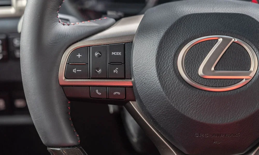 Фото Lexus GX 460 — руль. Обшивка обода и компоновка спиц крупным планом. Клавиши на спицах управляют медиа, круизом и ассистентами — руки остаются на руле Lexus GX 460 — руль