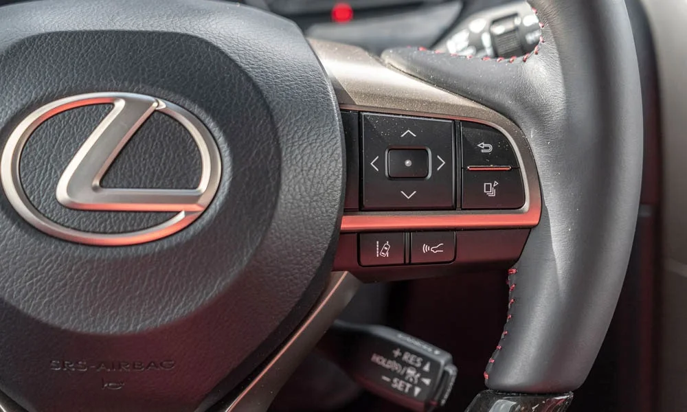 Фото Lexus GX 460 — руль, фото 2. Обшивка обода и компоновка спиц крупным планом Lexus GX 460 — руль, фото 2