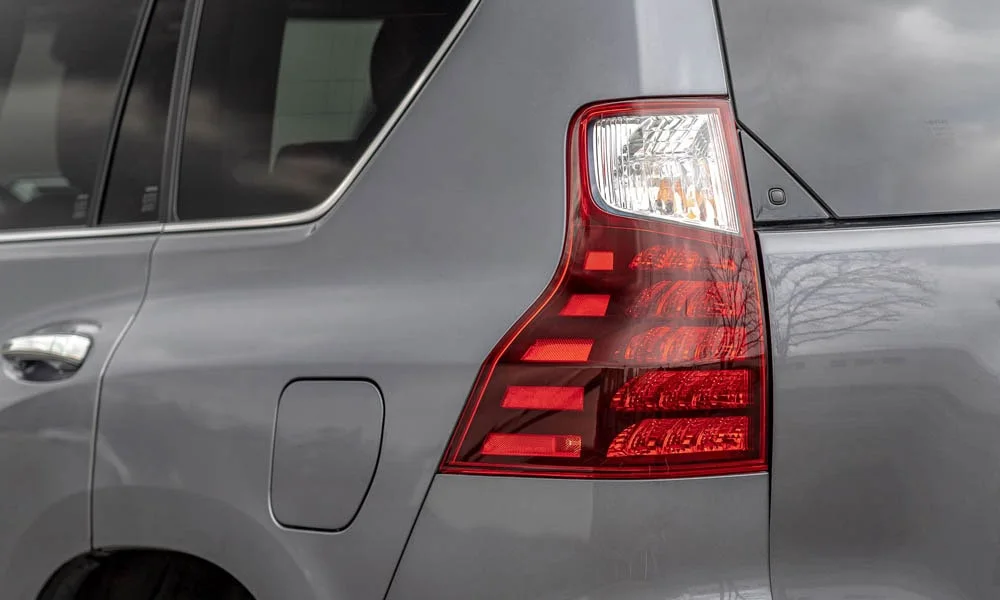 Фото Lexus GX 460 — задние фонари. Рассеиватель фонаря вблизи: компоновка секций габарита, стопа и поворотника Lexus GX 460 — задние фонари