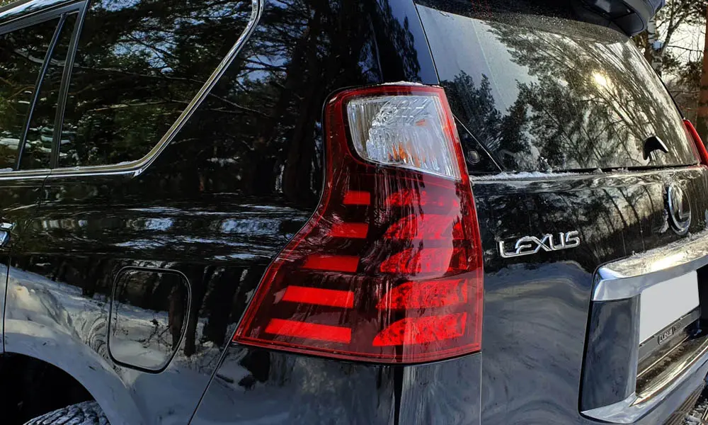 Фото Lexus GX 460 — задние фонари, фото 2. Рассеиватель фонаря вблизи: компоновка секций габарита, стопа и поворотника Lexus GX 460 — задние фонари, фото 2
