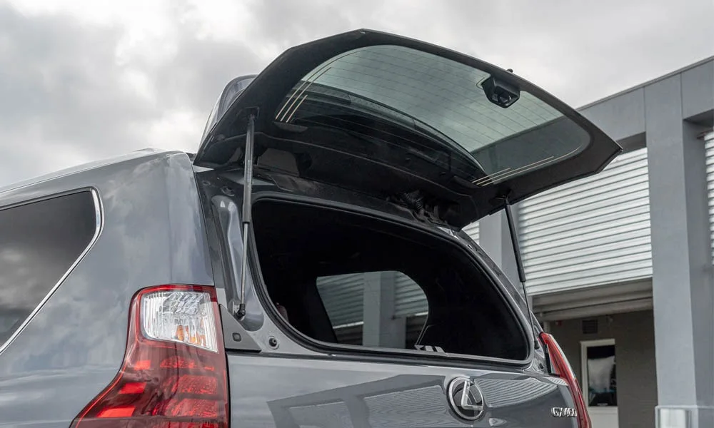 Фото Lexus GX 460 — багажник, фото 2. Грузовой отсек с открытой дверью: погрузочная высота и ширина проёма. Под полом обычно размещены органайзер, докатка или ремкомплект Lexus GX 460 — багажник, фото 2